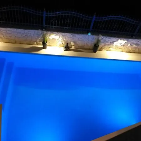 House B&S Ambrosic 아파트